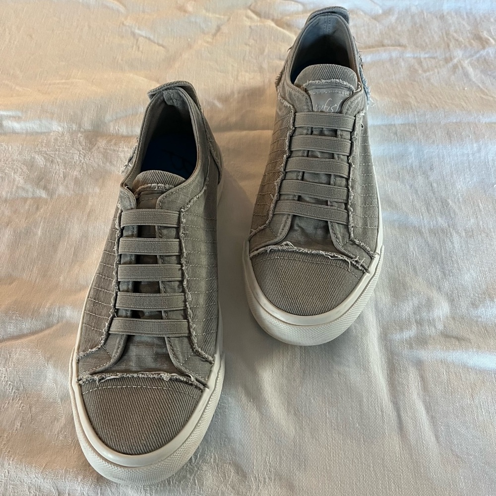 NWOT Blowfish Women’s Low-Top Sneakers in Gray